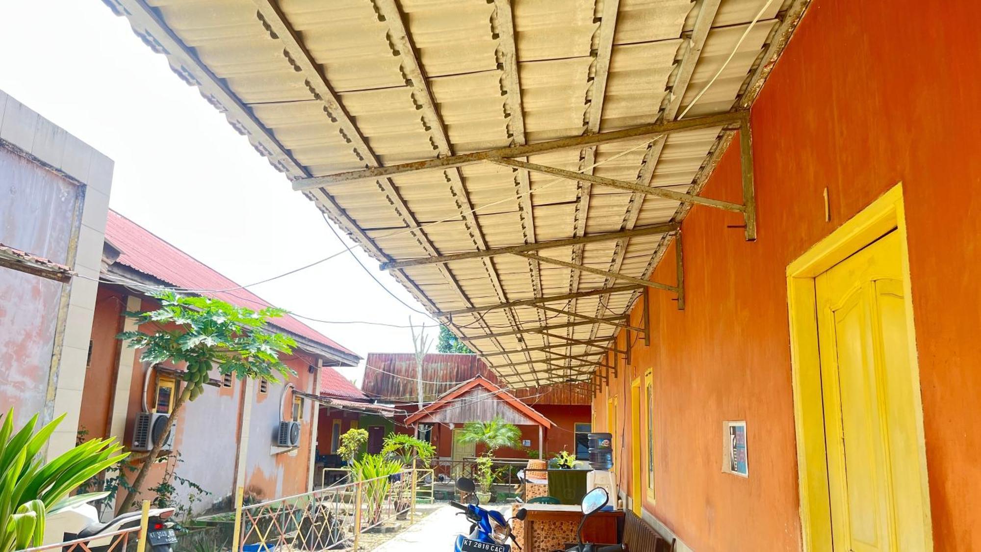 Oyo 93119 Guest House Leo Patra Muara Badak 外观 照片